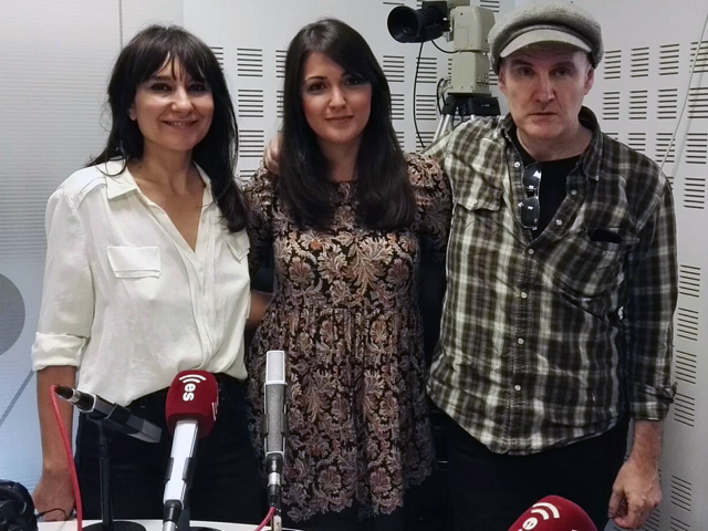 Ysica en los estudios de esRadio junto al grupo Amaral